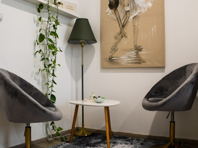 Kutak za odmor sa stolom, dvije fotelje i ukrasnim zelenilom.