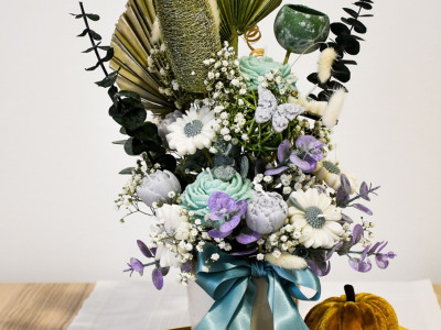 Proširite svoje znanje o Zagrebu uz našu kolekciju knjiga, savršenu za istraživanje grada iz udobnosti apartmana.