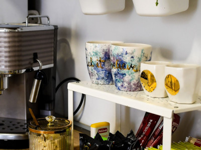 Moderan aparat za kavu smješten na kuhinjskoj radnoj površini.