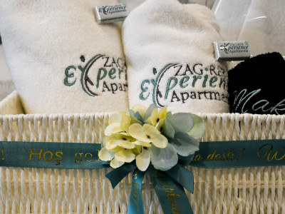 Košara s bijelim ručnicima uredno složenim