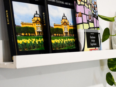 Knjige o Zagrebu složene na polici.