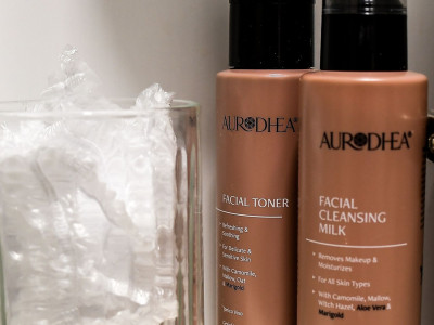 Set sredstava za skidanje šminke smješten u kupaonici.