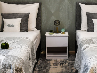 Dva kreveta za po jednu osobu s udobnim posteljinama