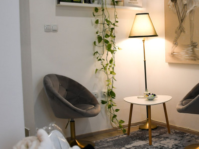 Kutak za odmor sa stolom, dvije fotelje i ukrasnim zelenilom.