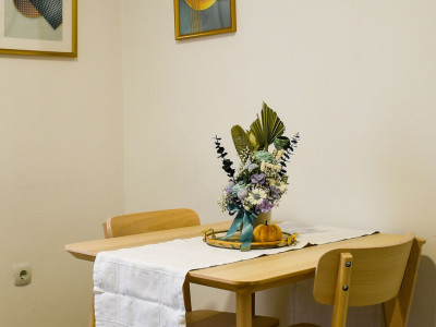 Stol s dvije stolice u ugodnom kutku apartmana.