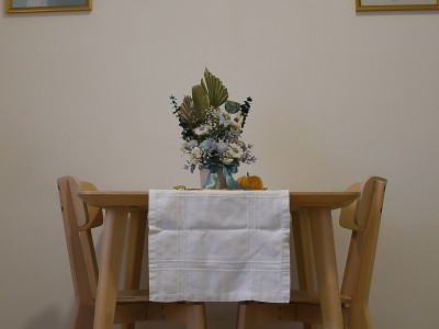 Moderni stol sa dvije udobne stolice u svijetlom prostoru.