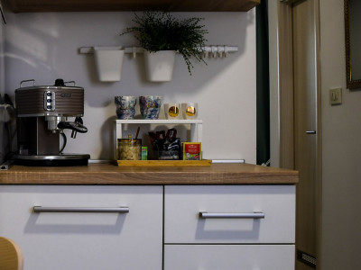 Moderno opremljena kuhinja s osnovnim elementima